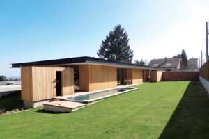 maison bois moderne et écologique avec jardin