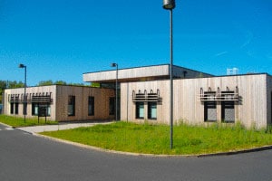 maison bois moderne et écologique avec jardin