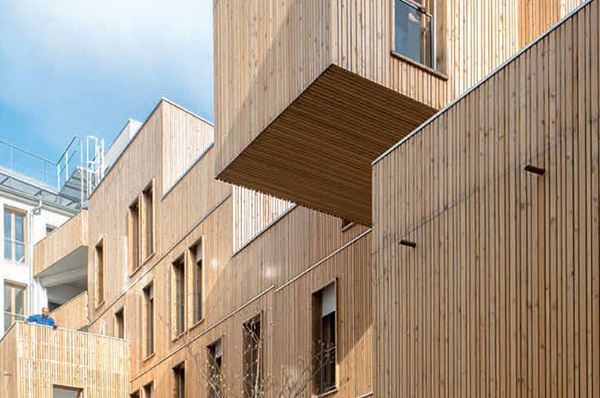 terrasse d'une maison bois moderne et familiale