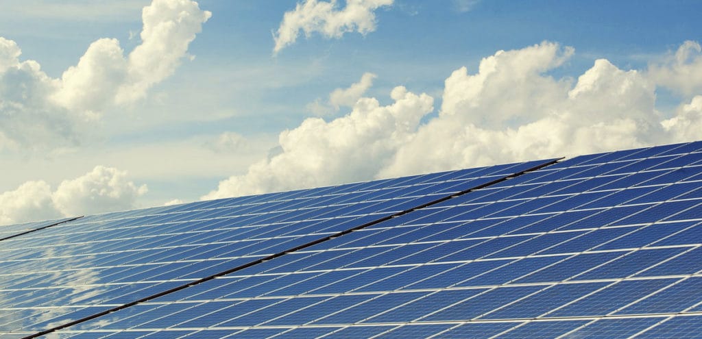 panneaux solaires d'une maison bois