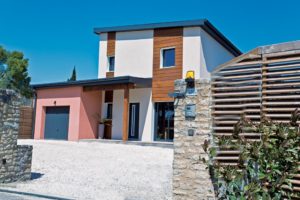 entrée d'une maison bois moderne à la campagne