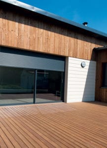 terrrasse d'une maison bois avec jardin