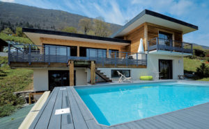 piscine en bois d'une maison bois moderne et familiale