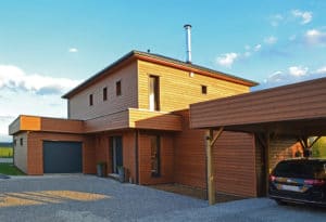 une maison bois moderne et familial avec jardin