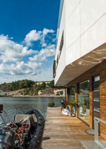 terrasse d'une maison bois moderne au côte de la mer