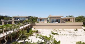 terrasse en bois d'une maison bois moderne aux États-Unis