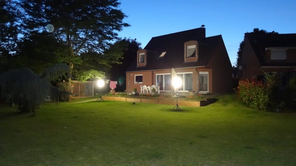 maison bois moderne avec terrasse en bois et jardin