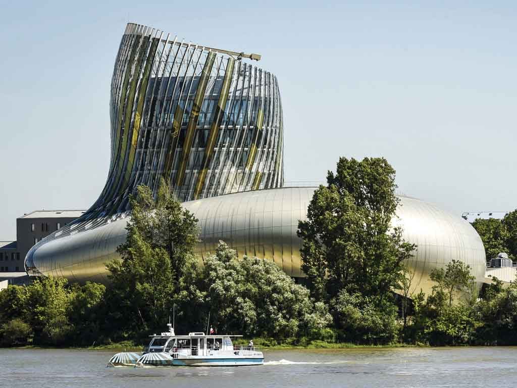 Le mercredi 19 septembre sera consacré à des visites. Au programme : la pépinière Forelite et des projets architecturaux en Douglas, tels que l’emblématique Cité du Vin, composée de 250 m3 de lamellé-collé douglas.