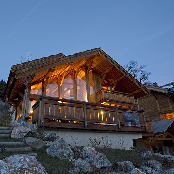 chalet traditionnel en bois dans les montagnes de Savoie