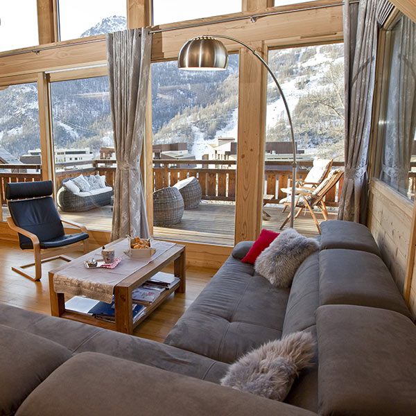 salon confortable en bois dans un chalet accueillant dans les montagnes enneigées