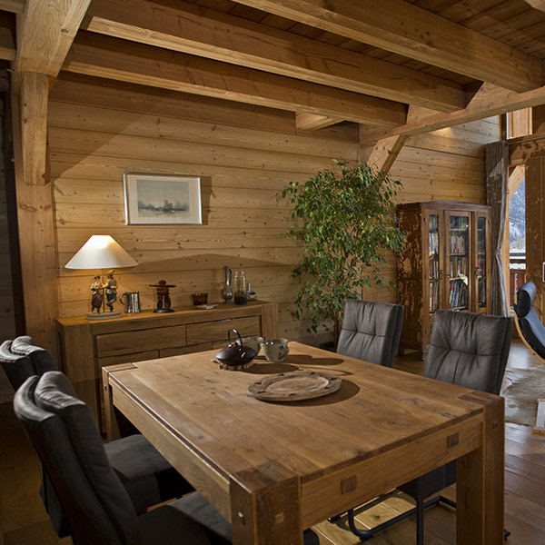 salon bois rustique et chaleureux dans un chalet à la montagne