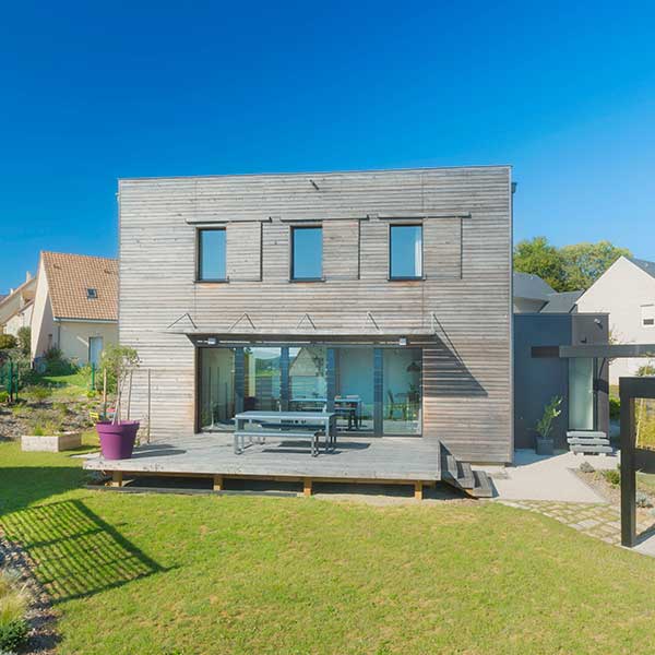 maison bois avec panneau solaire et jardin