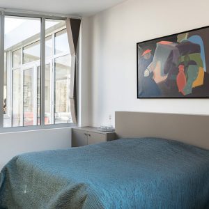 chambre des parents dans maison bois à Landes