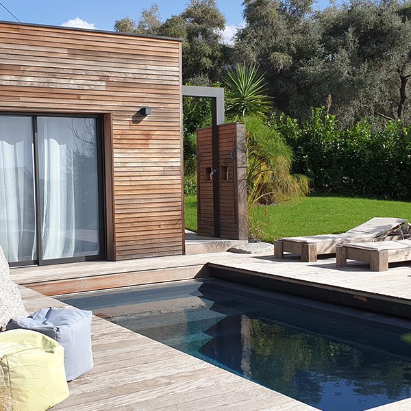 Maison en noir et bois avec piscine