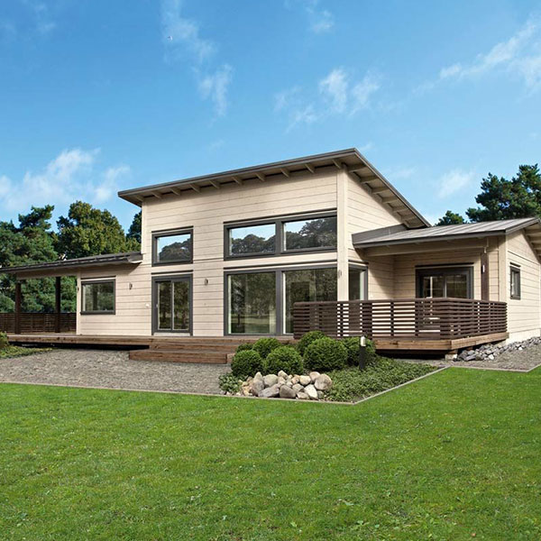 maison en madriers massifs élégante avec terrasse en bois et jardin