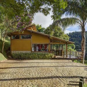 maison en bois sur la plage au Brésil