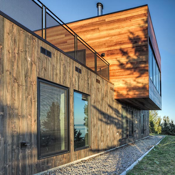 maison bois à côté du fleuve Saint-Laurent