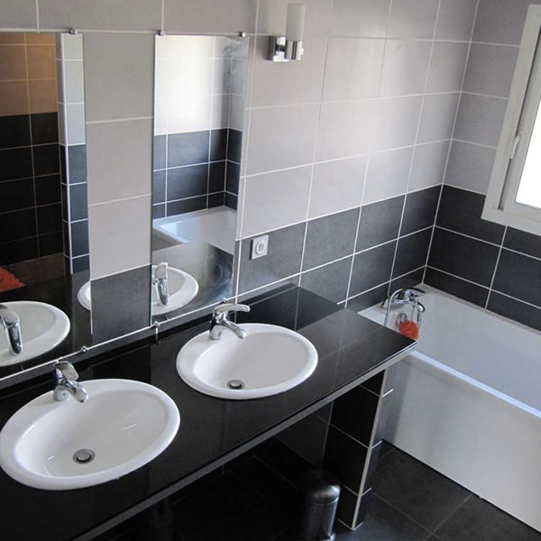 salle de bains au pierre avec baingoire d'une maison bois