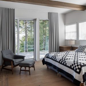 chambre des parents avec parquet dans maison bois au Canada