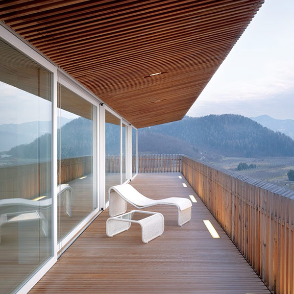une terrasse en bois avec une vue magnifique