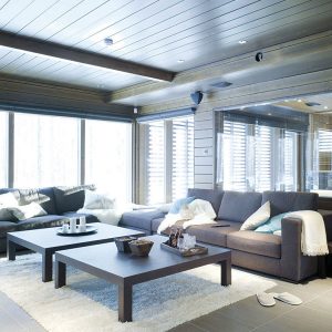 salle de séjour confortable dans maison bois enneigé