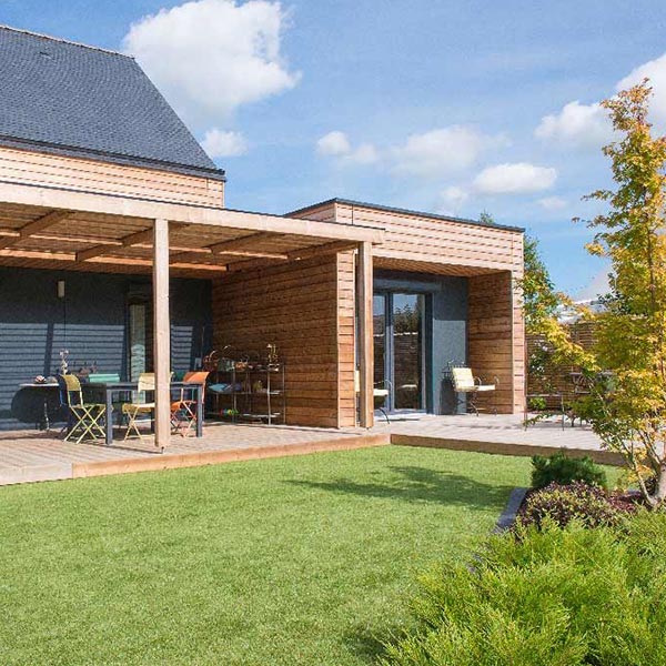 extension en bois avec terrasse et jardin conçu par Maisons booa