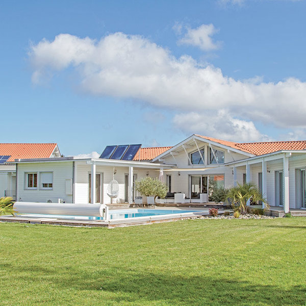 Maison en ossature bois avec jardin et piscine