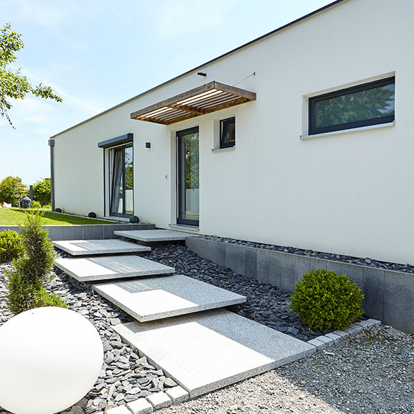 entrée moderne avec des plaques de pierre blanche