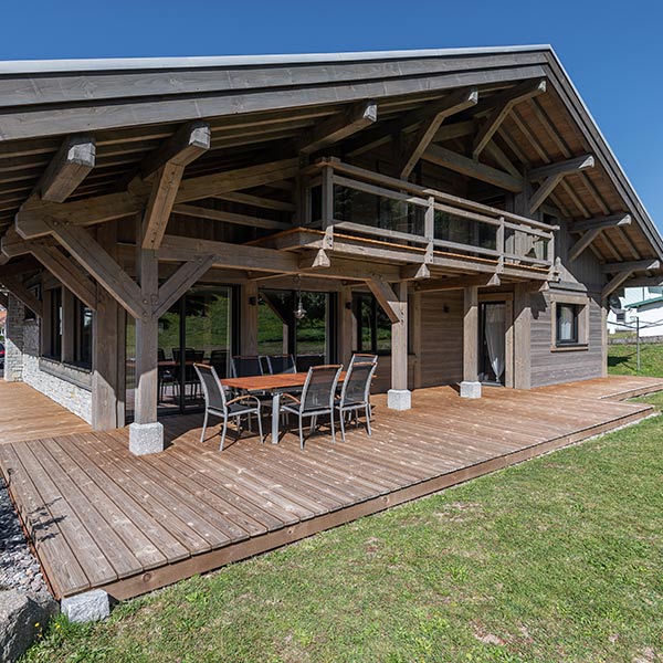 Un chalet bois Décobois avec sa terrasse extérieure en bois