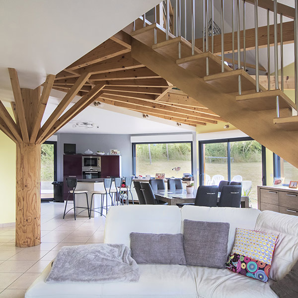 galerie en bois avec salon confortable d'une petite maison en bois en maine-et-loire