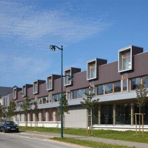 Le groupe scolaire en bois et inox Charles Fauvet par l'architecte Fabienne Bulle, à Magny Le Hongre (77) © Hervé Abbadie