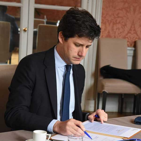 Julien Denormandie signe l'accord de filière pour le Chêne © Capture écran du compte Twitter officiel de Julien Denormandie