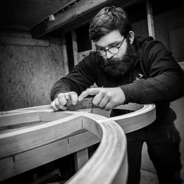 Killian Choloux, futur Compagnon charpentier, réalisant son oeuvre en bois. 
crédit photo Adfields