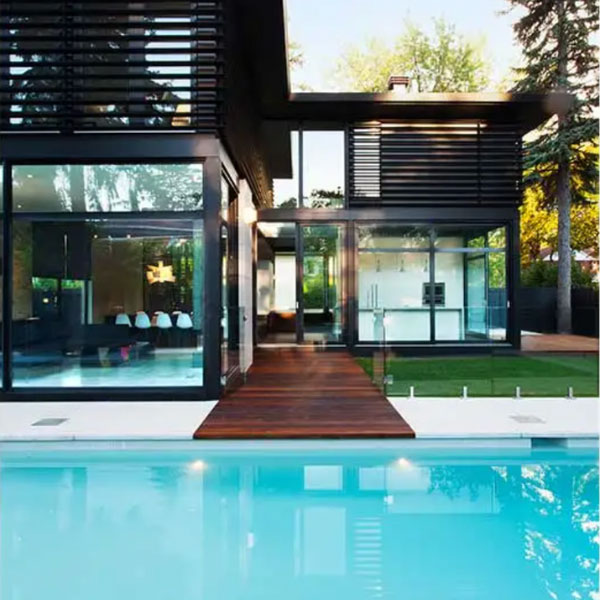 Maison bois en ossature bois avec piscine au canada