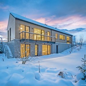 Maison construite en L - vue de m'extérieur avec neige