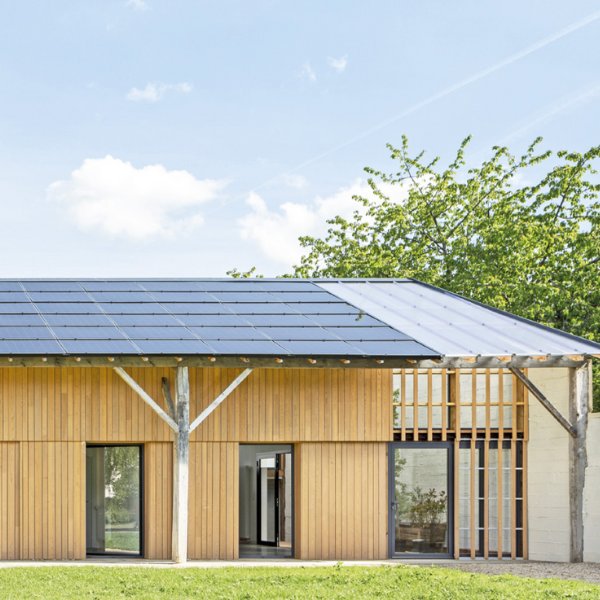 maison vue de face sur le coté droit, maison bois reportage soeurs jumelles - Haddock Architecture et Charles Bouchaïb