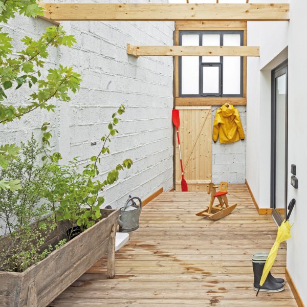 maison intérieur - couloir loggia en bois, reportage soeurs jumelles, crédits Haddock Architecture et Charles Bouchaïb