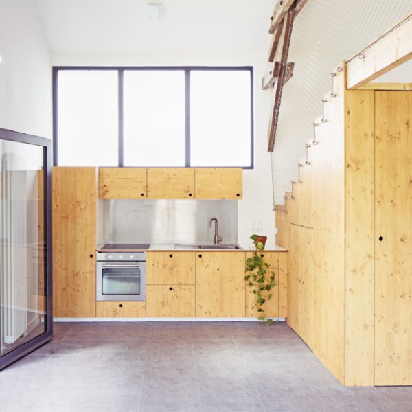 maison intérieur - cuisine en bois, reportage soeurs jumelles, crédits Haddock Architecture et Charles Bouchaïb