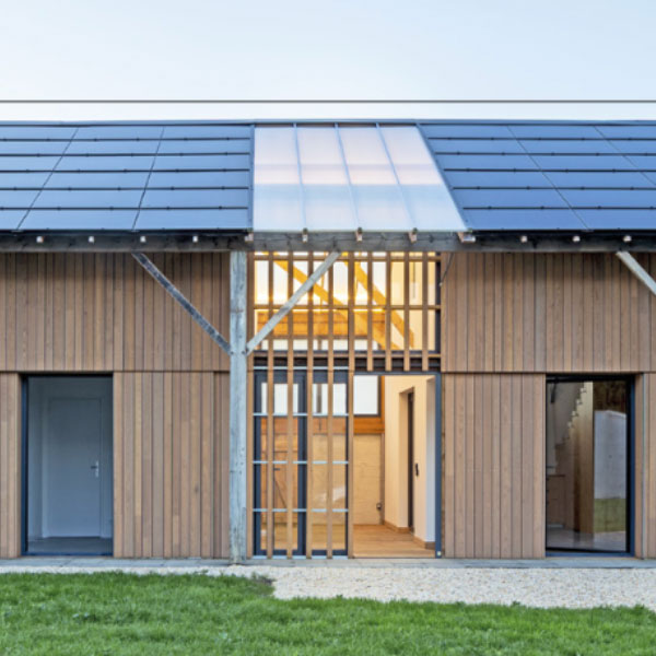 maison vue de face avec porte d'entrée - crédits Haddock Architecture et Charles Bouchaïb